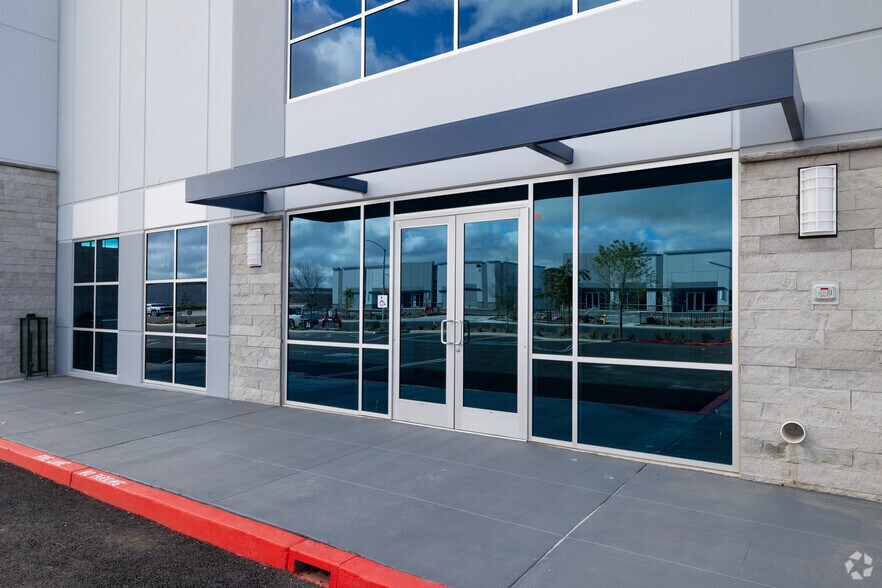 69 Commerce Dr, Perris, CA à louer - Photo du bâtiment - Image 3 de 8