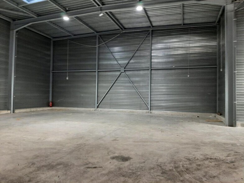 Industrial in Semoy for lease - Interior Photo - Image 2 of 4