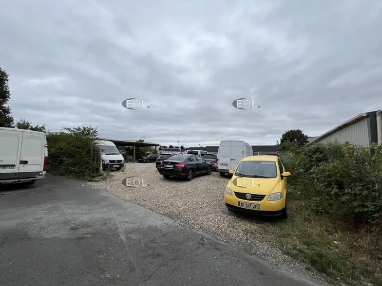 Local d'activités dans Les Mureaux à vendre - Photo du bâtiment - Image 2 de 5