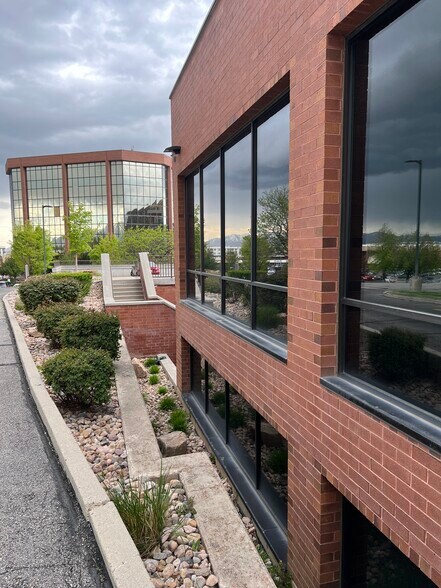 1255 E Brickyard Rd, Salt Lake City, UT à louer - Photo du bâtiment - Image 3 de 25