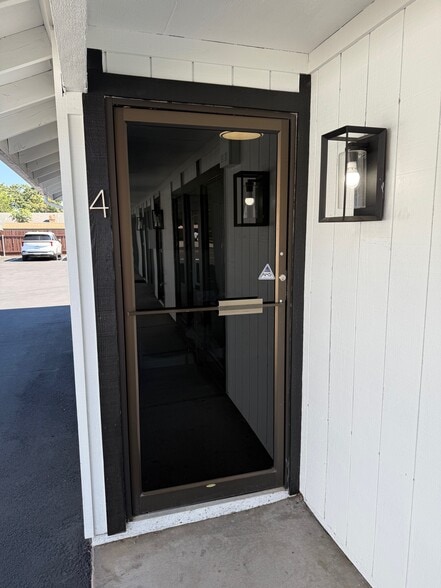 425 E Center St, Manteca, CA for lease - Building Photo - Image 3 of 22