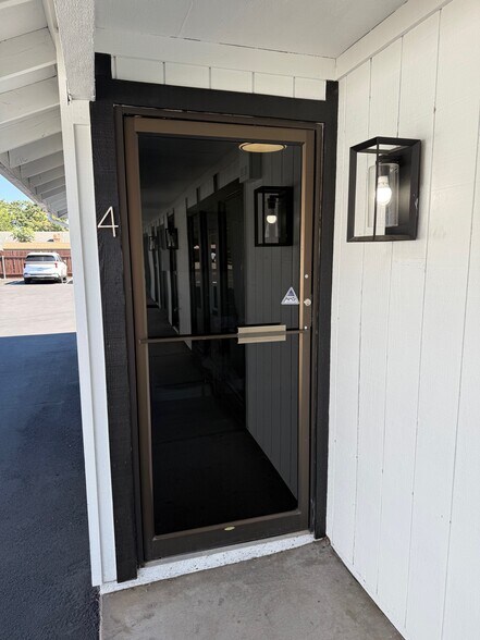 425 E Center St, Manteca, CA à louer - Photo du bâtiment - Image 3 de 22