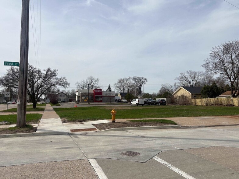 123 N Sawyer St, Oshkosh, WI for sale - Building Photo - Image 2 of 5