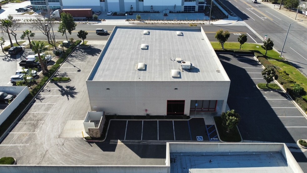 1561 S Vineyard Ave, Ontario, CA à louer - Photo du bâtiment - Image 3 de 16