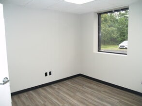727 E Turkeyfoot Lake, Akron, OH for lease Interior Photo- Image 2 of 16
