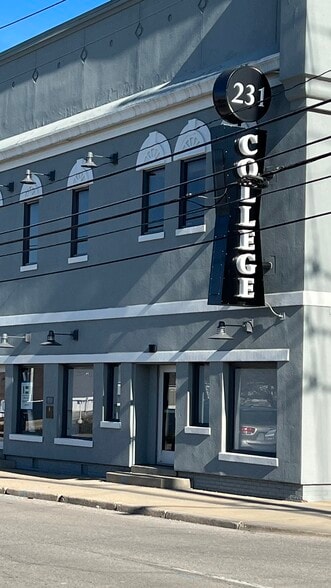 231 S College Ave, Indianapolis, IN à louer - Photo du bâtiment - Image 3 de 8
