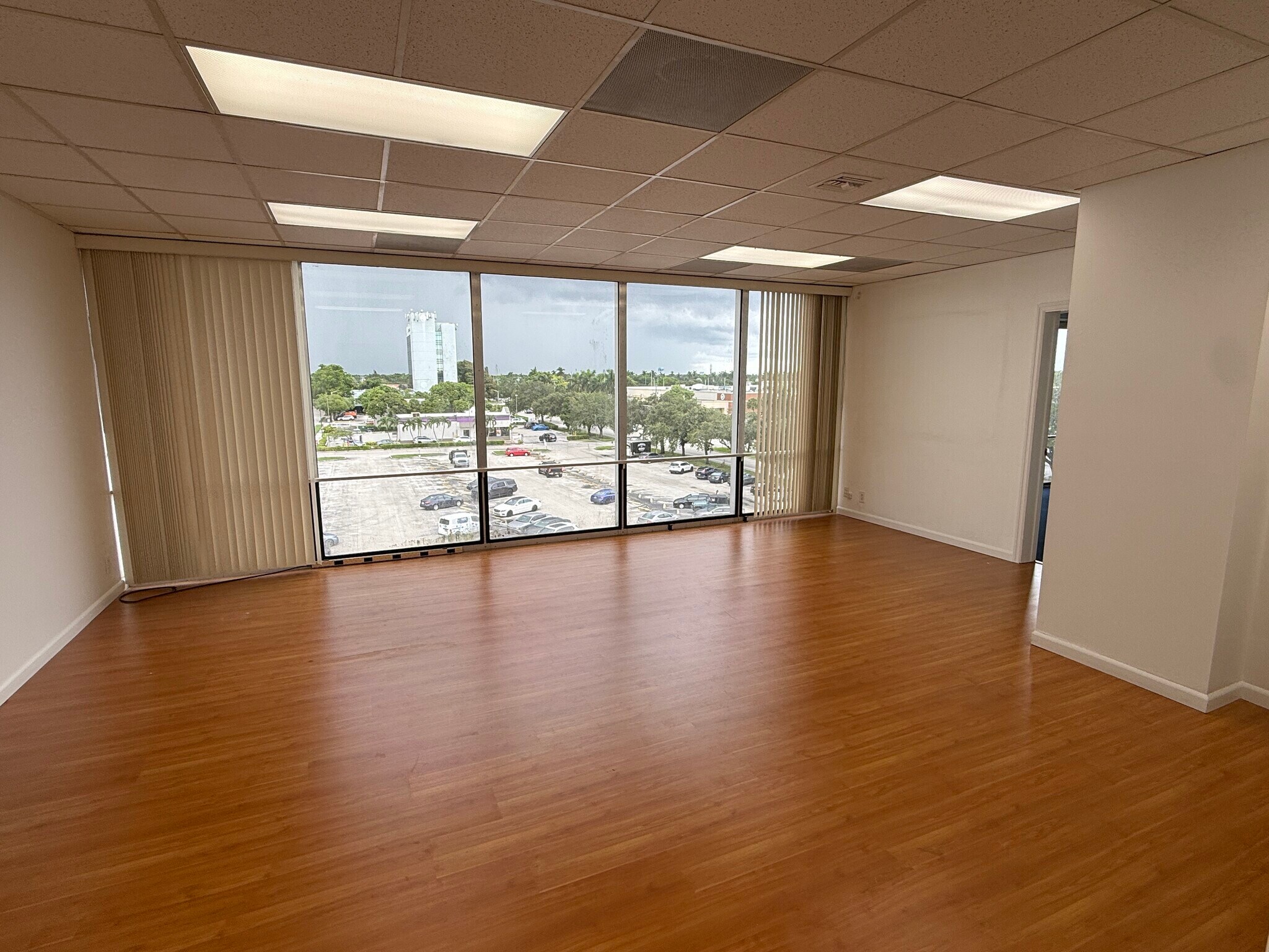 3325 Hollywood Blvd, Hollywood, FL for lease Interior Photo- Image 1 of 7