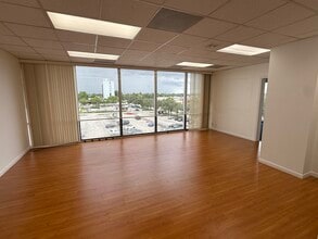 3325 Hollywood Blvd, Hollywood, FL for lease Interior Photo- Image 1 of 7