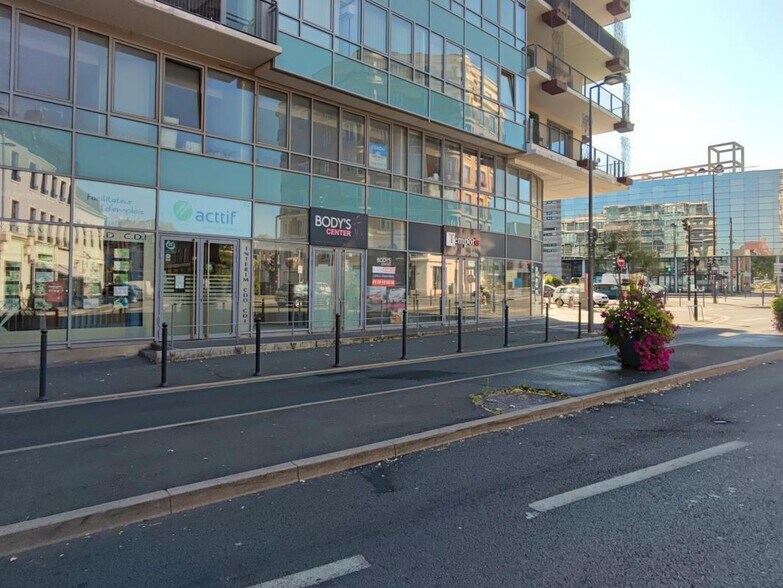 Retail in Roubaix for lease - Building Photo - Image 1 of 7