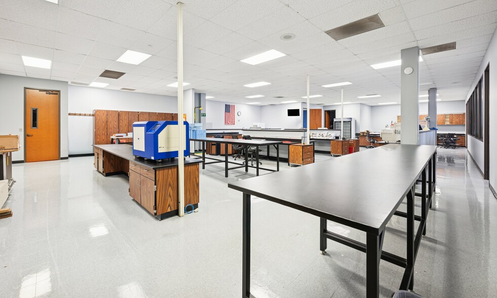 3418 Midcourt Rd, Carrollton, TX for lease - Building Photo - Image 2 of 8