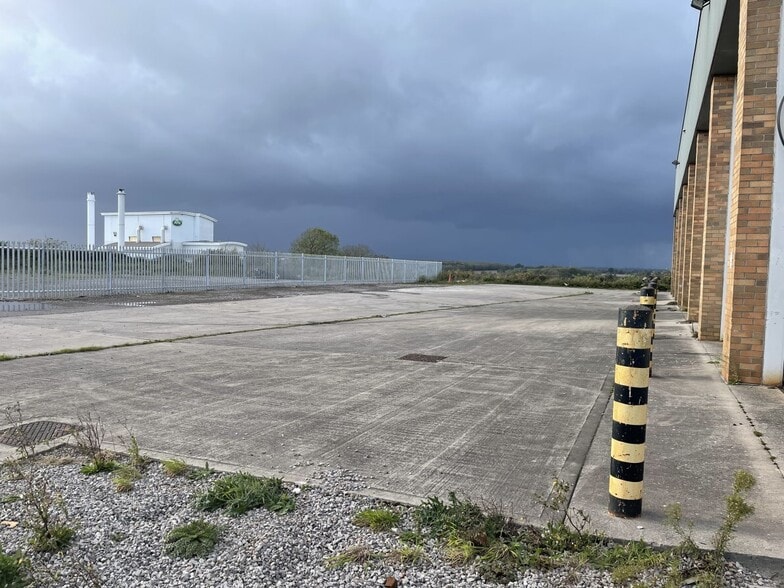 Brook Ln, Westbury à vendre - Photo du bâtiment - Image 2 de 3