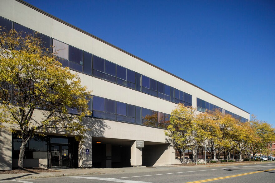 620 W Erie Blvd, Syracuse, NY à vendre - Photo du bâtiment - Image 2 de 23
