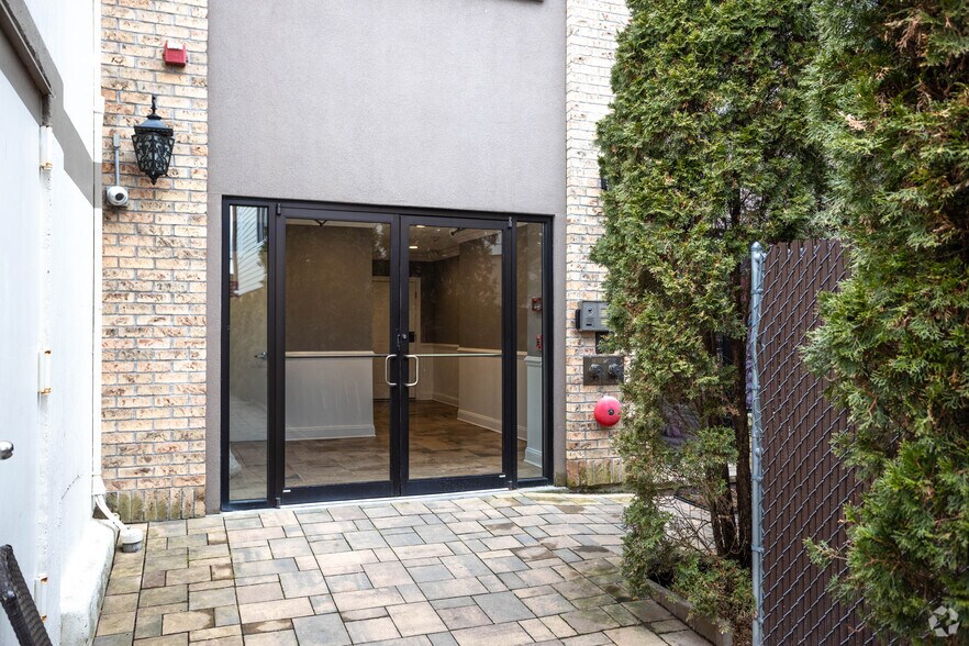 328A Main St, Huntington, NY à louer - Photo du bâtiment - Image 2 de 9