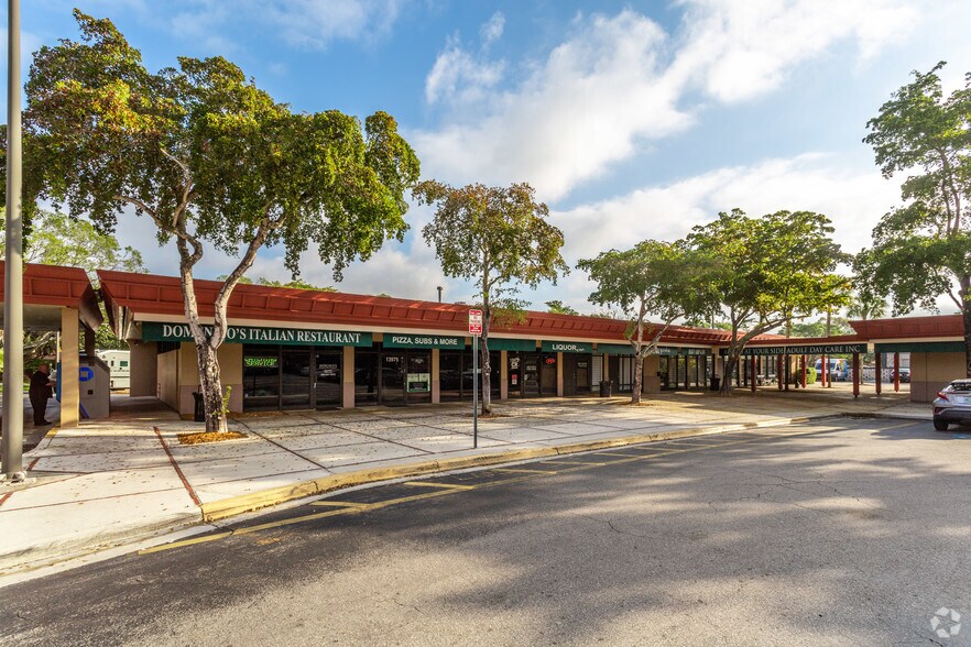 13905-14047 NW 67th Ave, Miami Lakes, FL à louer - Photo principale - Image 1 de 19