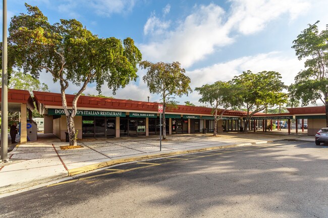 Plus de détails pour 13905-14047 NW 67th Ave, Miami Lakes, FL - Commerce de détail à louer