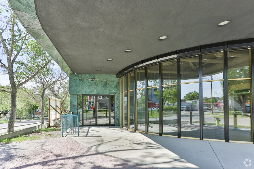77 Edmonton Trl NE, Calgary, AB à louer - Photo du bâtiment - Image 2 de 7