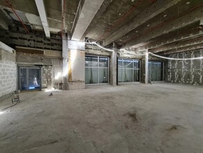 Retail in Paris for lease Interior Photo- Image 2 of 8