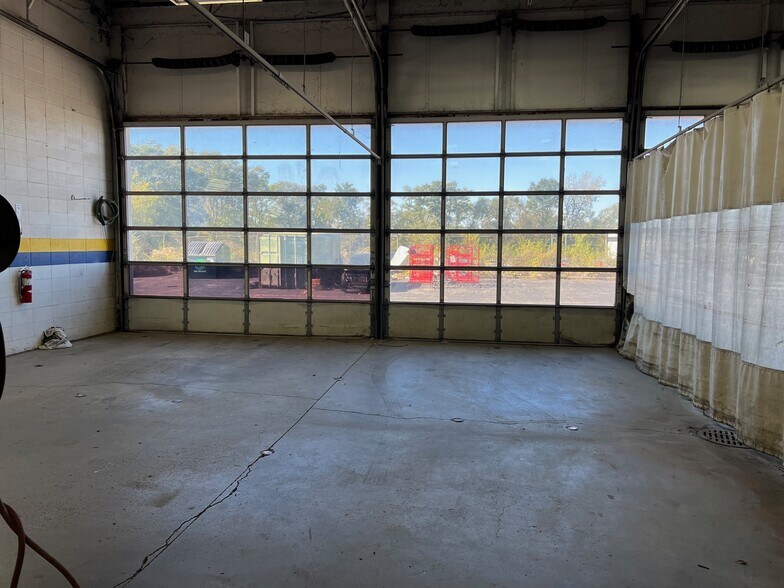 1385 E Chicago St, Elgin, IL à louer - Photo du bâtiment - Image 3 de 10