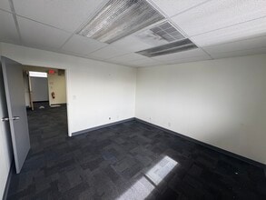 127 Gaither Dr, Mount Laurel, NJ for lease Interior Photo- Image 1 of 3
