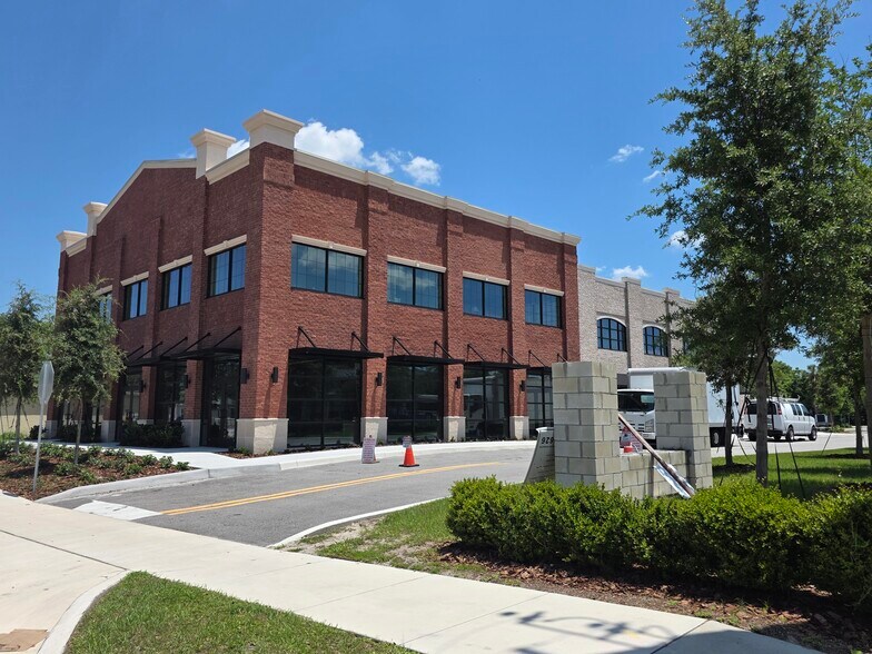 425 S Woodland Blvd, Deland, FL à louer - Photo du bâtiment - Image 3 de 11