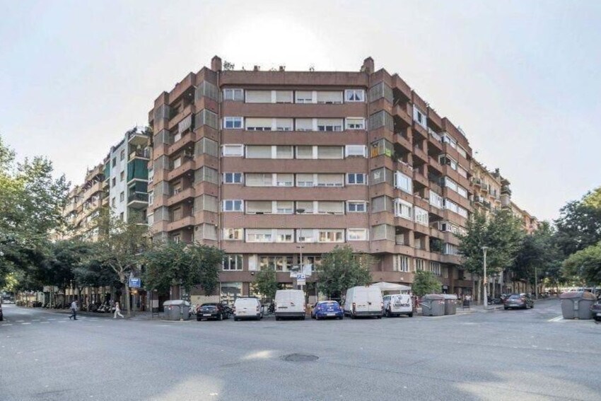 Immeuble residentiel dans Barcelone, Barcelona à vendre - Photo du bâtiment - Image 2 de 2