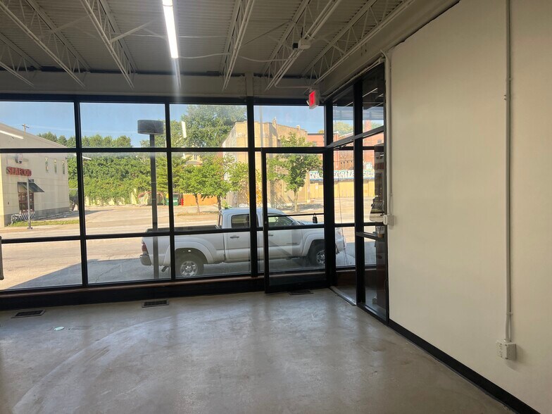 3727 Broadway St, Kansas City, MO à louer - Photo du bâtiment - Image 2 de 10