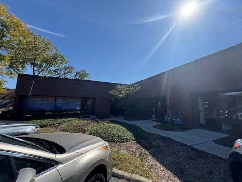 925 N Plum Grove Rd, Schaumburg, IL à louer - Photo du bâtiment - Image 2 de 6