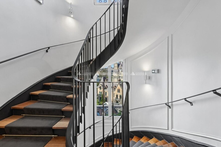 90 Avenue Des Ternes, Paris for lease - Interior Photo - Image 2 of 15