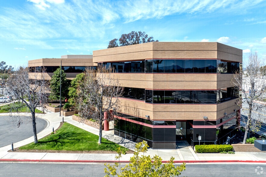 613 W Valley Pky, Escondido, CA à vendre - Photo du bâtiment - Image 2 de 6