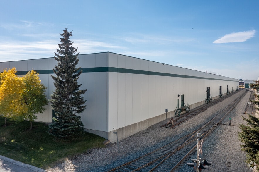 4660-4770 68 Ave SE, Calgary, AB à louer - Photo du bâtiment - Image 3 de 7