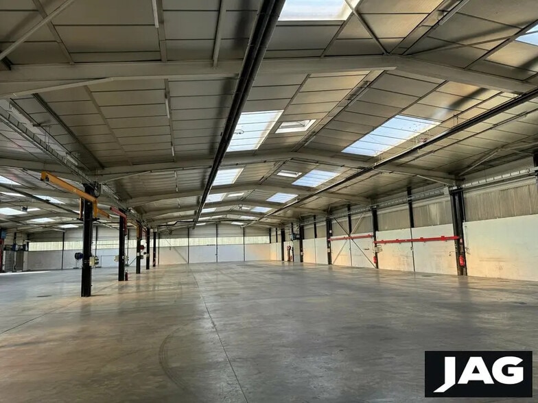 Flex in Chaponost for lease - Interior Photo - Image 2 of 14