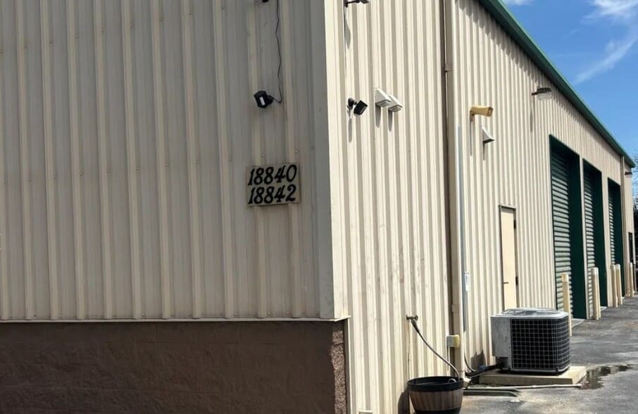 18842 Sakera rd, Hudson, FL à louer - Photo du bâtiment - Image 3 de 4