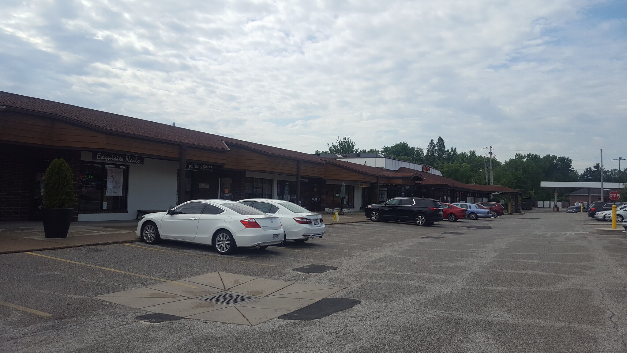8113-8197 Columbia Rd, Olmsted Falls, OH for lease Building Photo- Image 1 of 4