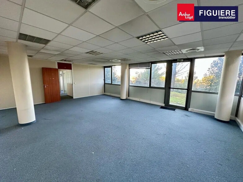 240 Rue Louis De Broglie, Aix-en-Provence for lease - Interior Photo - Image 3 of 7