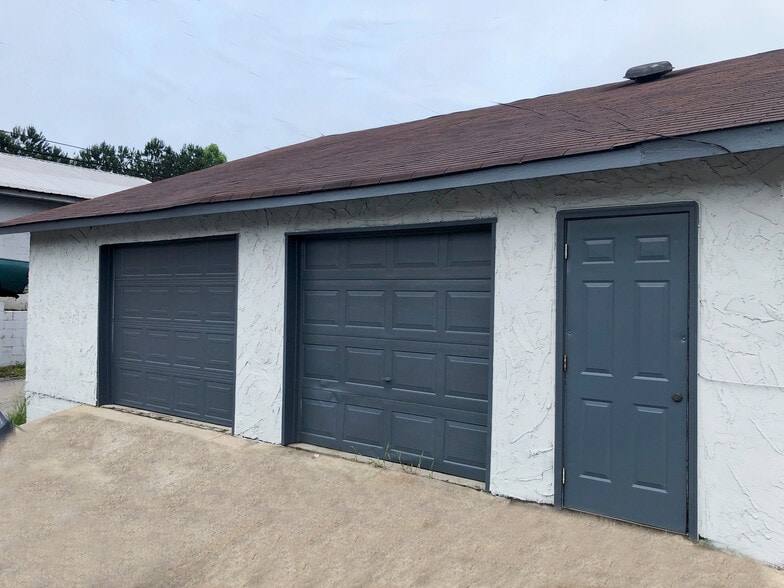 Industrial + Retail/Industrial portfolio of 2 properties for sale on LoopNet.ca - Building Photo - Image 3 of 5