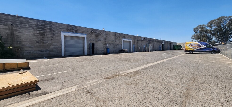 5645 E Clinton Ave, Fresno, CA for lease - Building Photo - Image 2 of 37