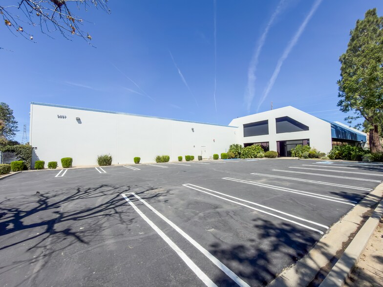 5397 N Commerce Ave, Moorpark, CA à vendre - Photo du bâtiment - Image 3 de 9