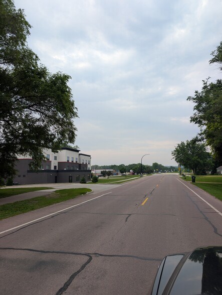 1303 Old Minnesota Ave, Saint Peter, MN à vendre - Photo du bâtiment - Image 3 de 7