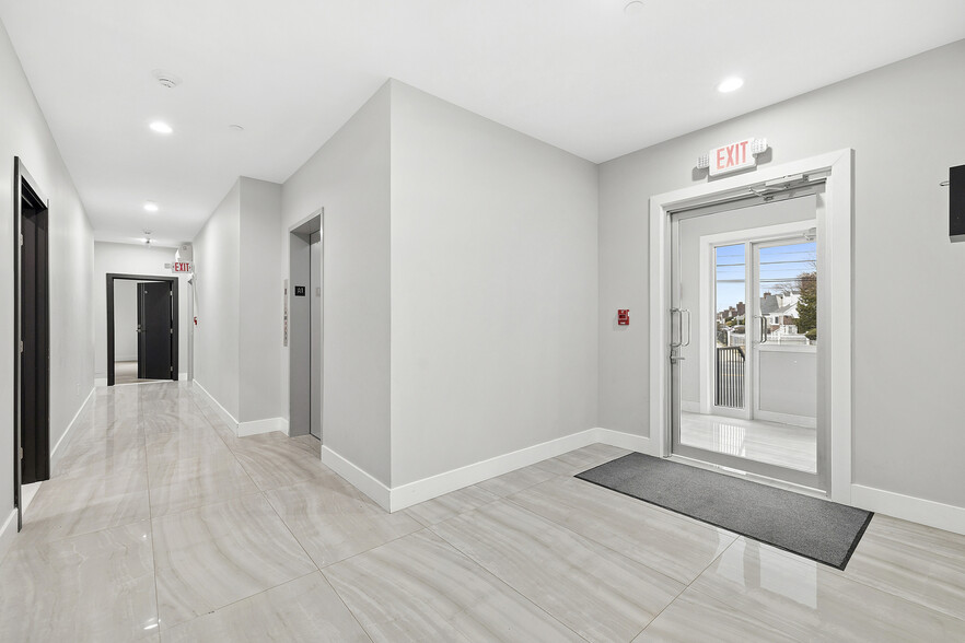 533 Greenwich St, Hempstead, NY à vendre - Photo principale - Image 1 de 46