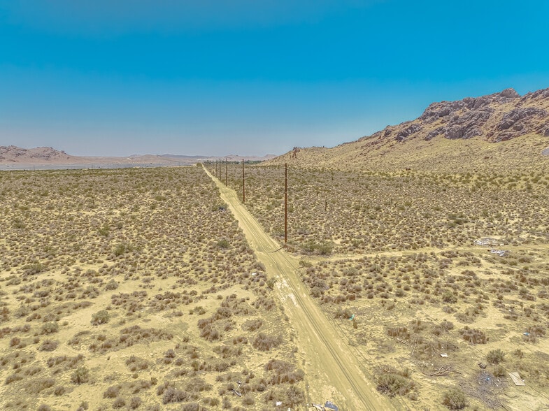 Favorito, Rosamond, CA for sale - Primary Photo - Image 2 of 13