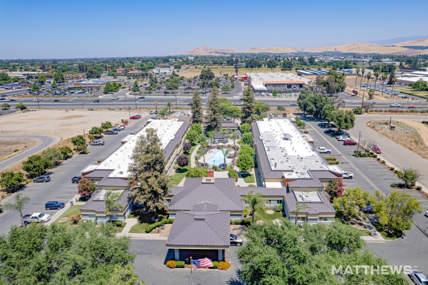 350 W Montgomery Ave, Porterville, CA à vendre - Photo du bâtiment - Image 2 de 4