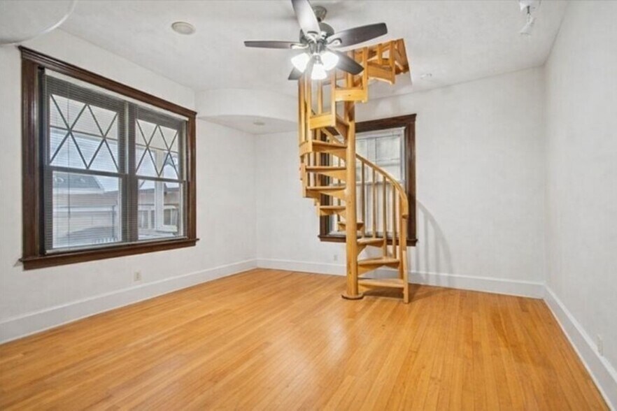 327 Central St, Saugus, MA à vendre - Photo intérieure - Image 3 de 31