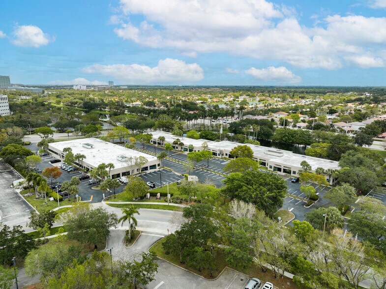 13630 NW 8th St, Sunrise, FL à louer - Photo du bâtiment - Image 3 de 15