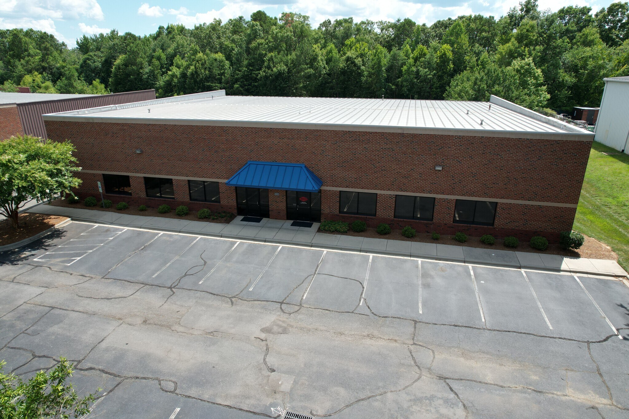 1015 Van Buren Ave, Indian Trail, NC à louer Photo du bâtiment- Image 1 de 16