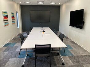 W6483 Design Dr, Greenville, WI à louer Photo du bâtiment- Image 2 de 7