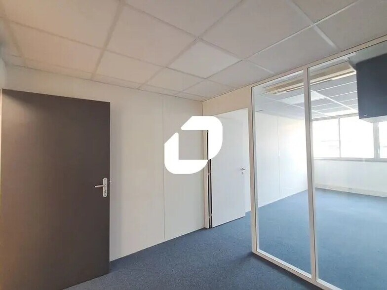 Office in Bordeaux for lease - Interior Photo - Image 2 of 9