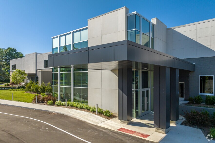 645 W Grand River Ave, Howell, MI à louer - Photo du bâtiment - Image 2 de 36