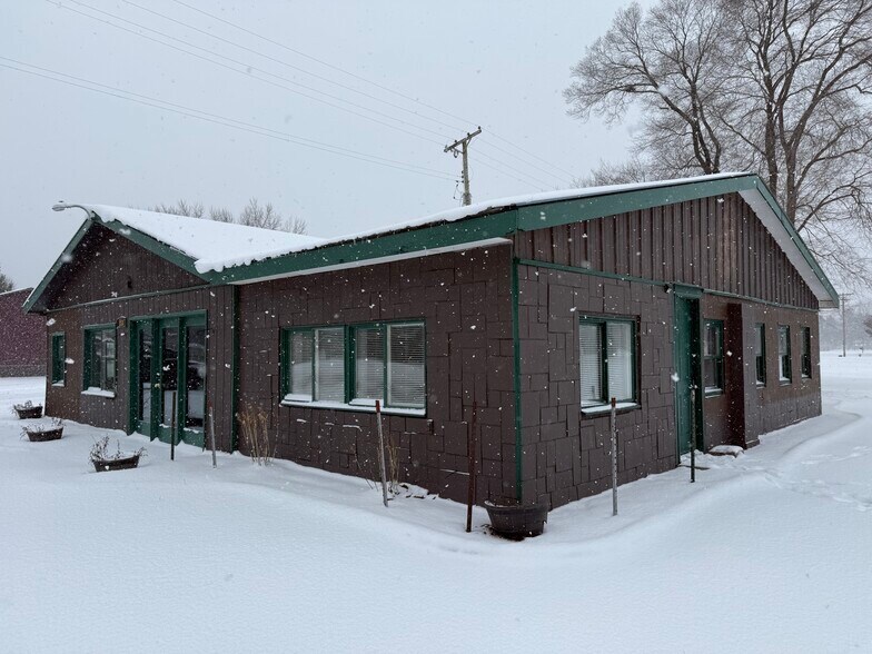 358 S Oak St, Lone Rock, WI à vendre - Photo du bâtiment - Image 3 de 19