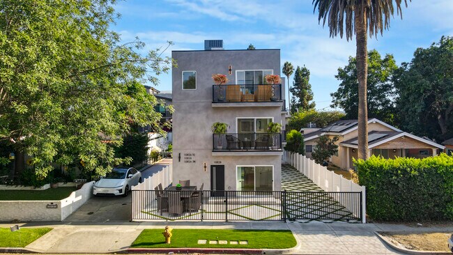 More details for 10828 Hesby St, North Hollywood, CA - Multifamily for Sale