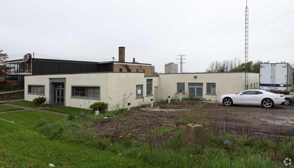 680 Caledonia Rd, Toronto, ON à louer - Photo du bâtiment - Image 2 de 2
